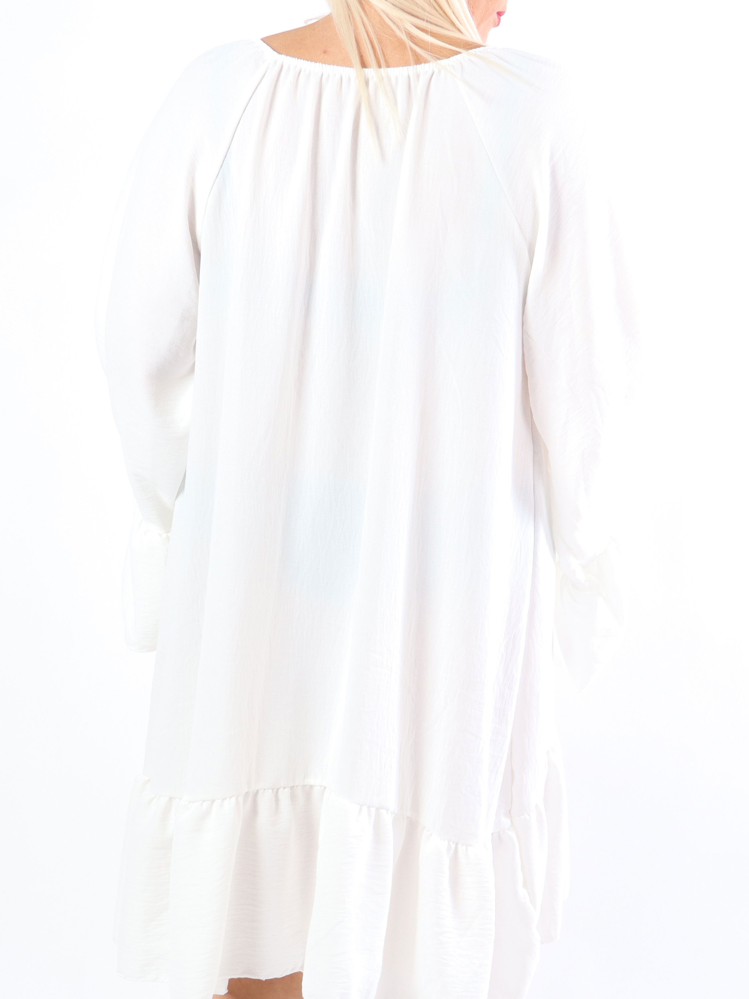 Asta - Plus size kjole med flæser og elastik i udskæringen